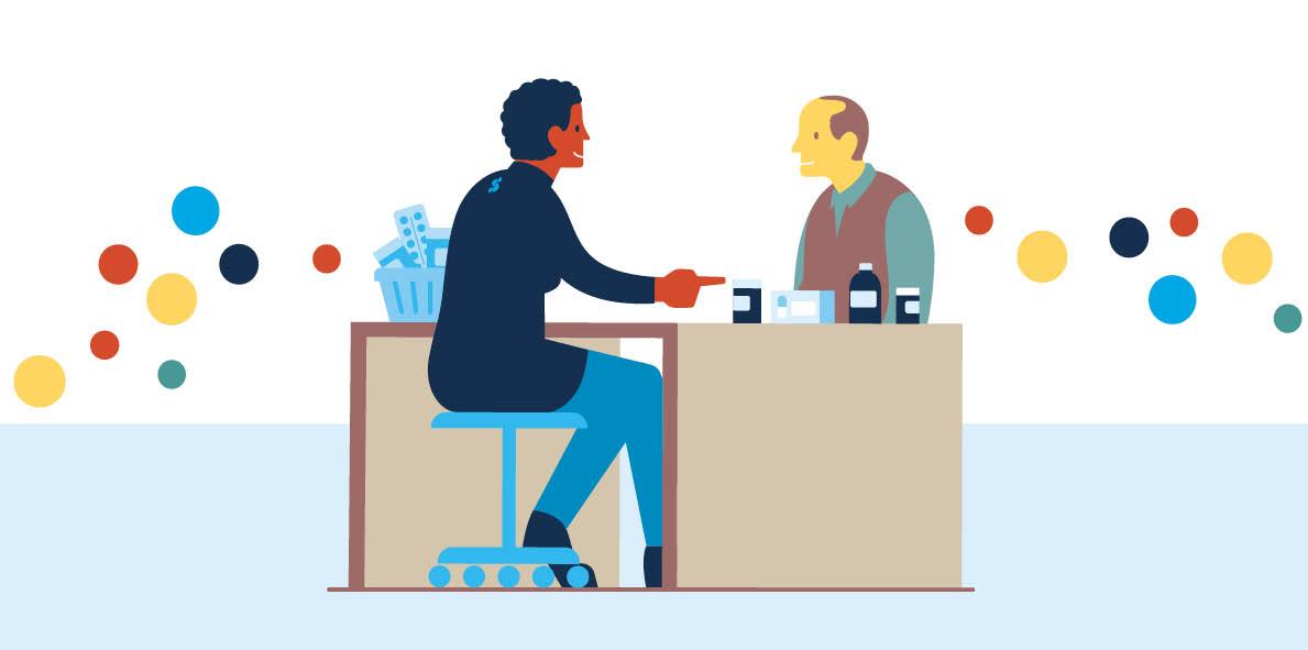 Apotheker en patiënt zitten aan een tafel. Apotheker heeft gesprek met patiënt over hoe hij zijn medicijnen ervaart.  