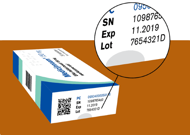 Medicatieverpakking op een bruine ondergrond, met zichtbare labelinformatie waaronder productcode, serienummer, vervaldatum en lotnummer.